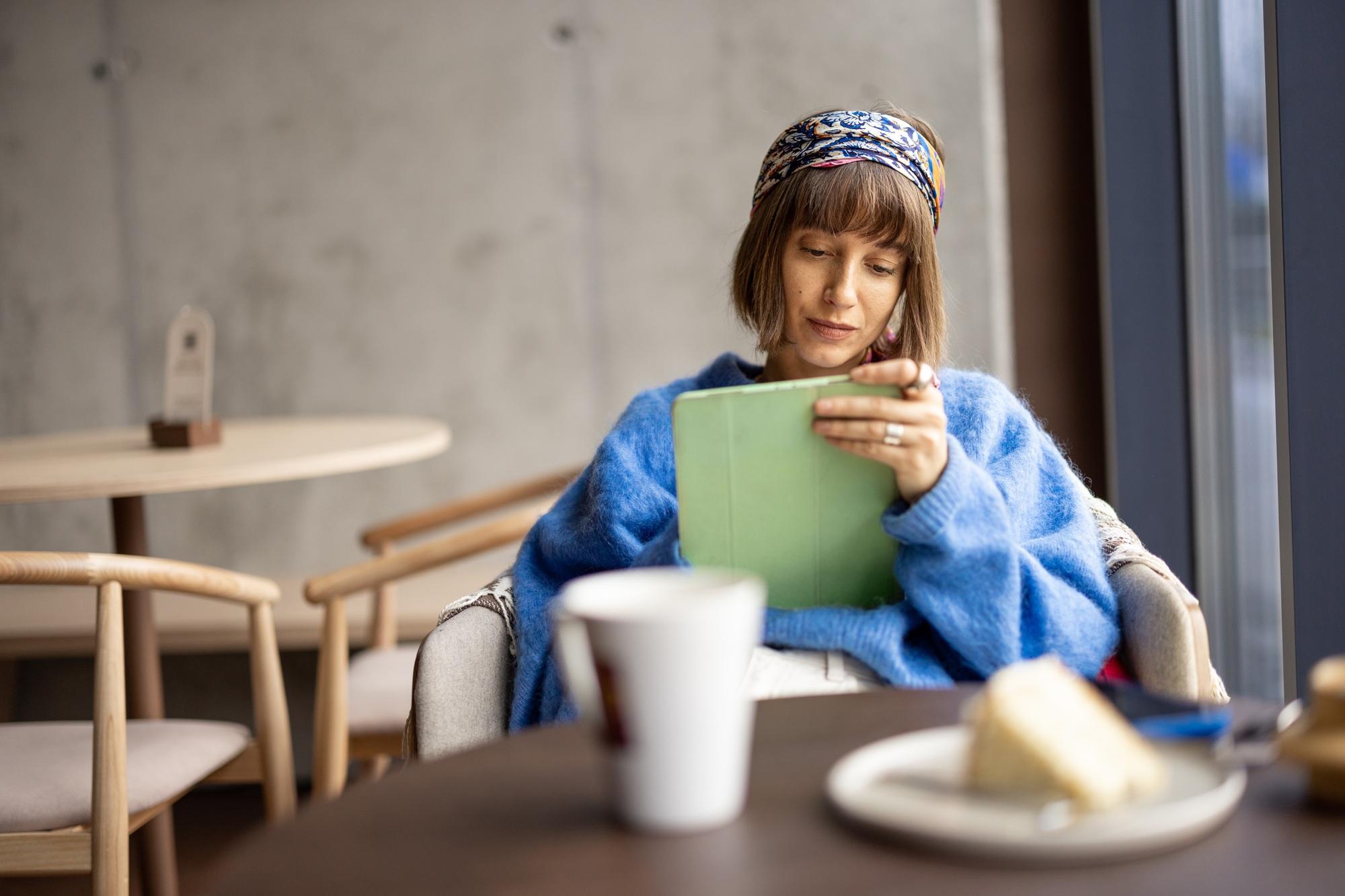 Woman with laptop at coffee shop